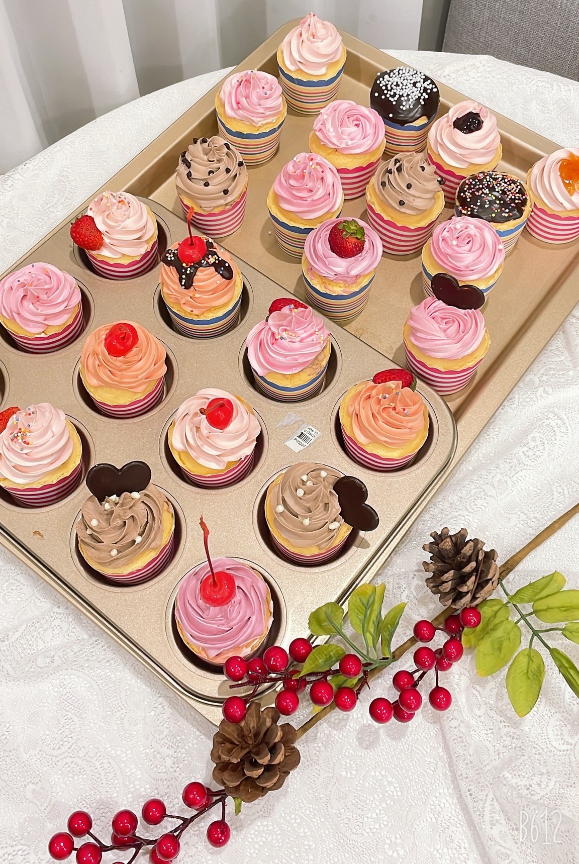 Cupcake hoa hồng mix topping