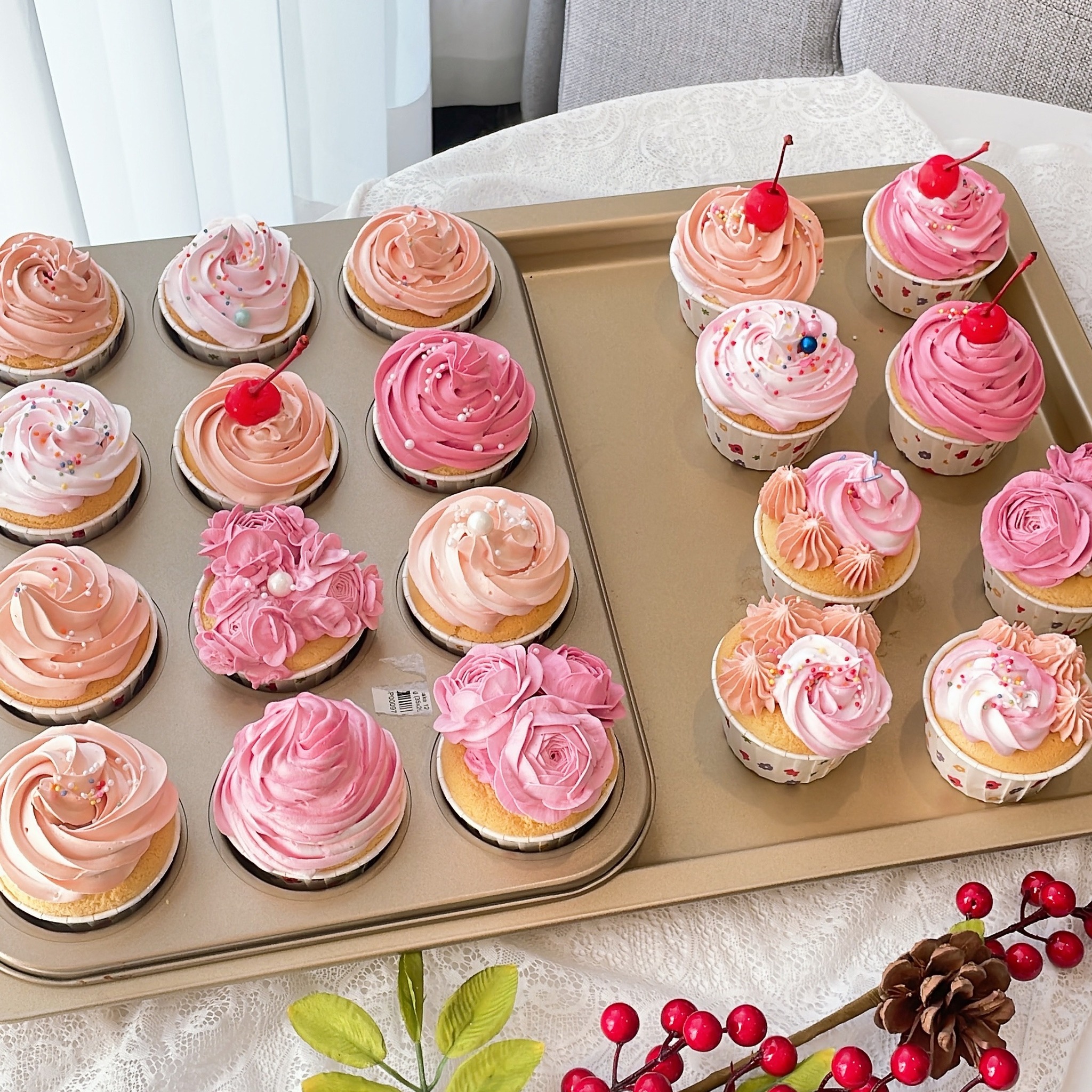 Cupcake hoa hồng hồng pastel