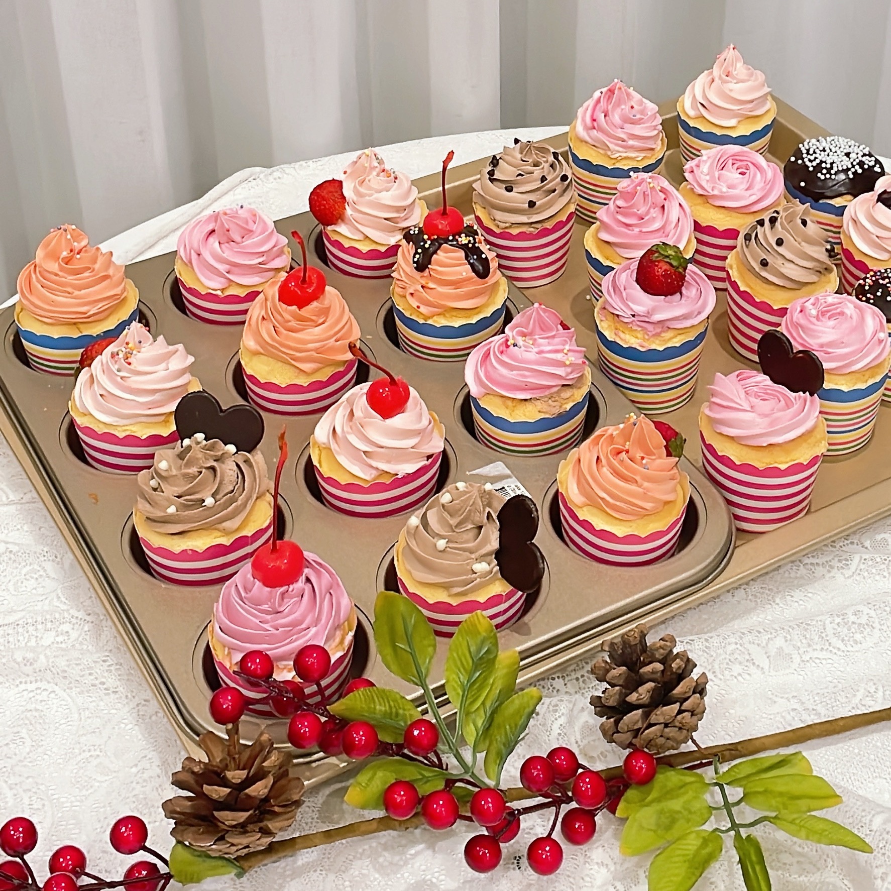 Khay cupcake kem mix vị sọc hồng