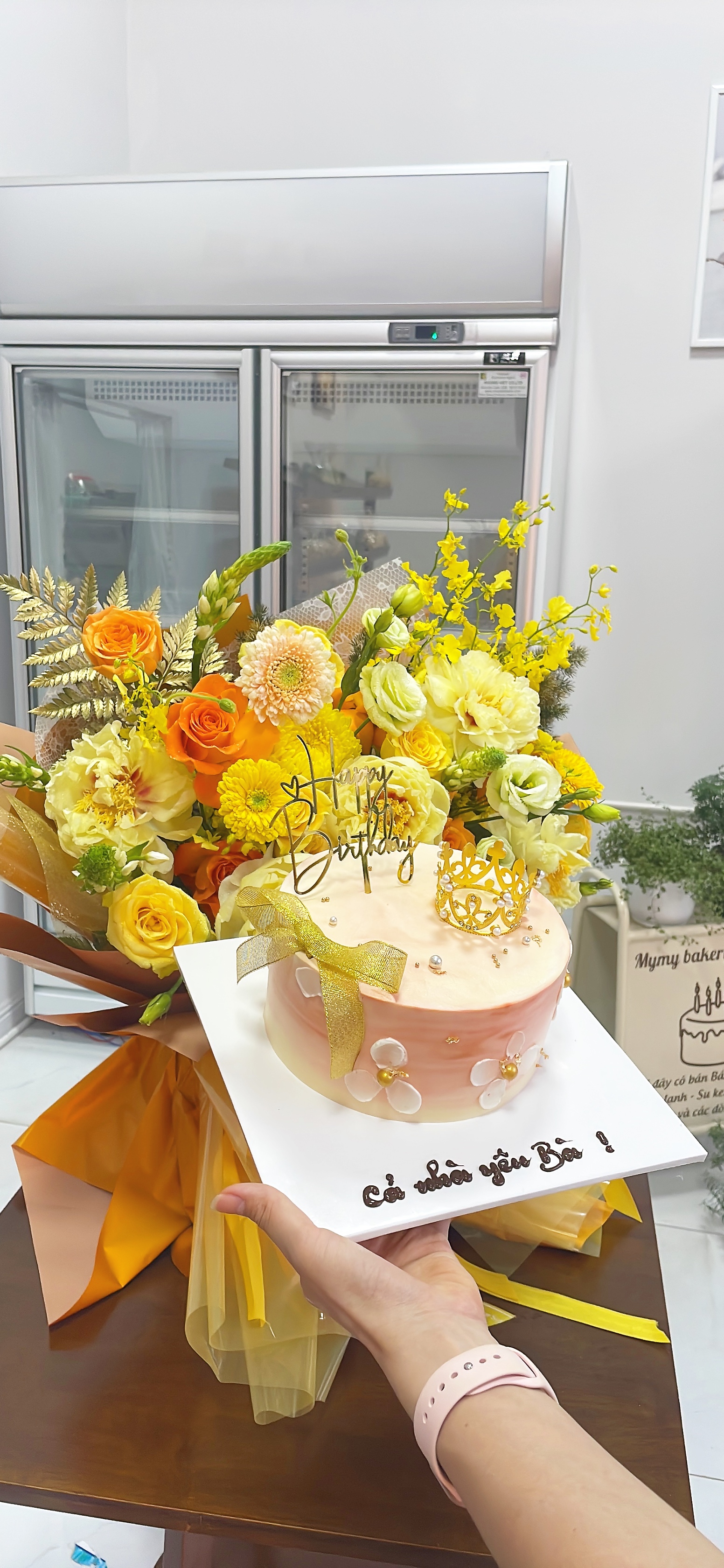 Bánh sinh nhật hoa tươi vàng cam