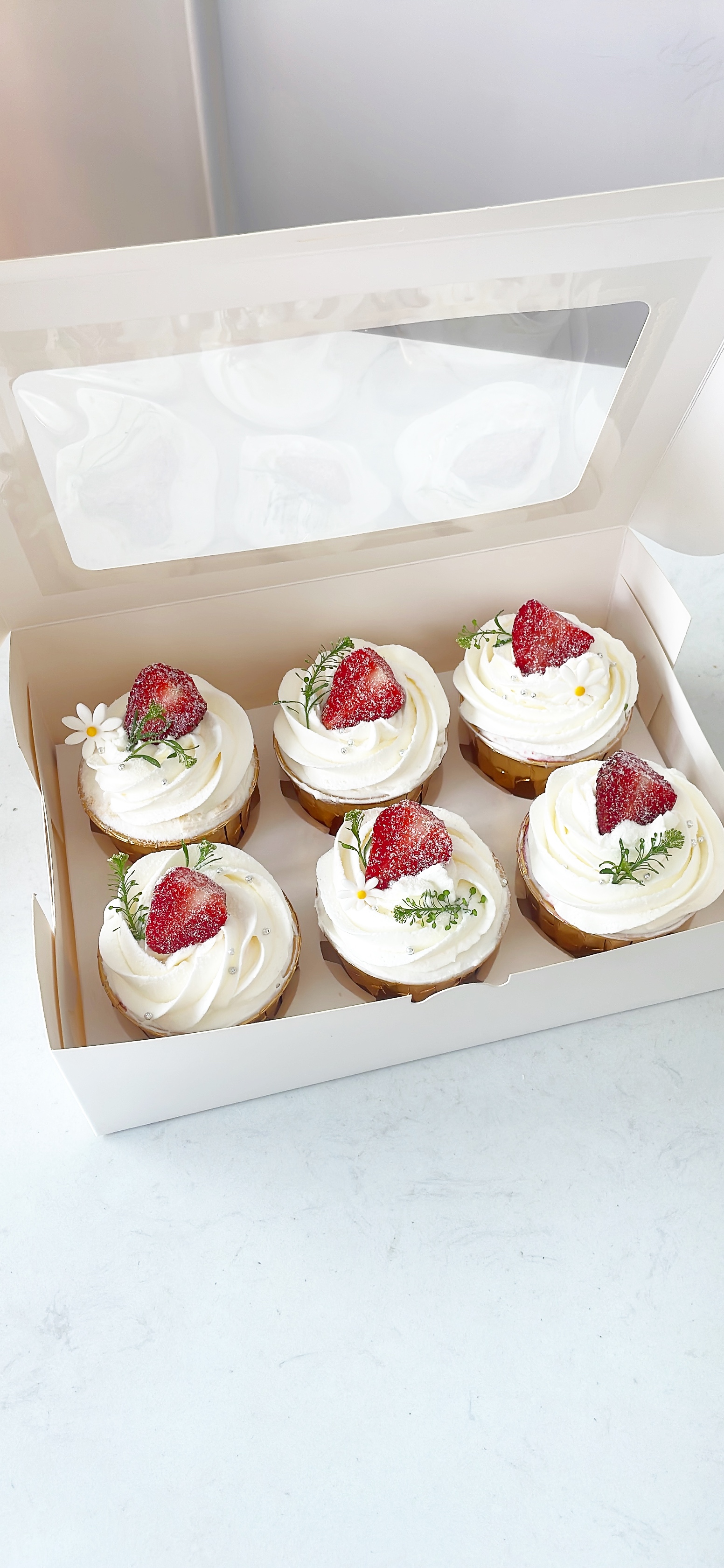 Cupcake dâu tây hoa cúc