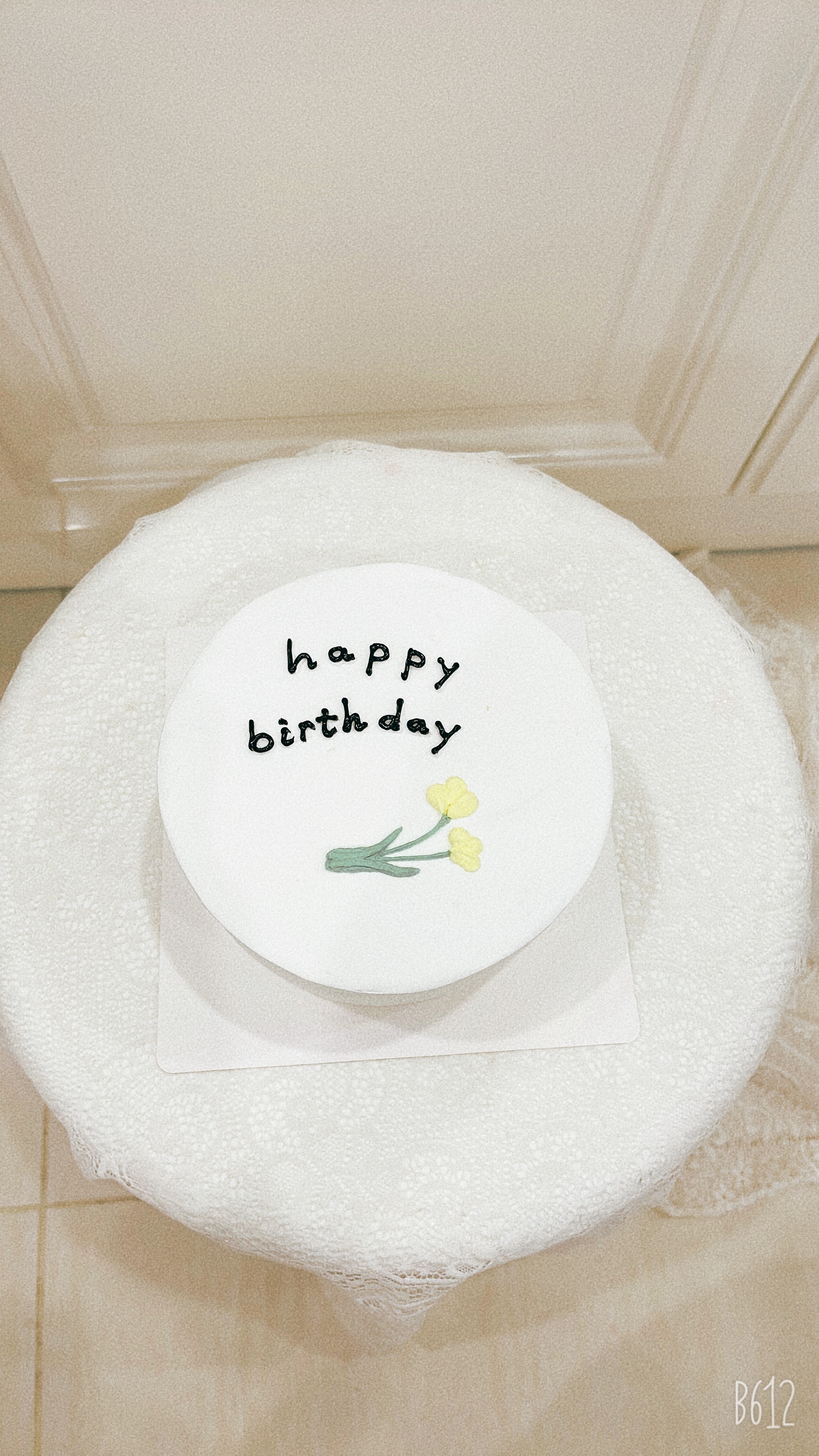 Bánh bento Happy Birthday hoa vàng