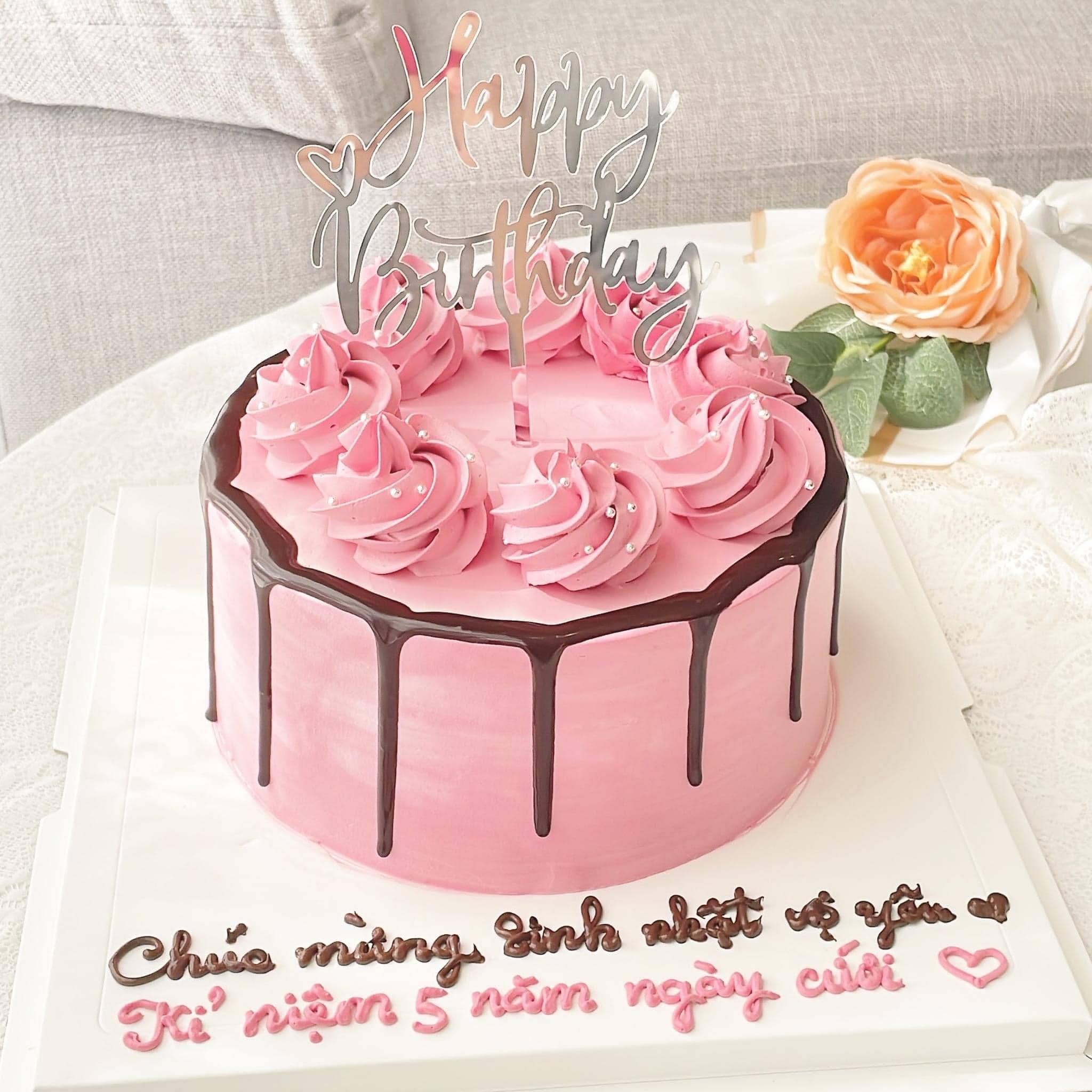 Bánh sinh nhật kem hồng chocolate drip