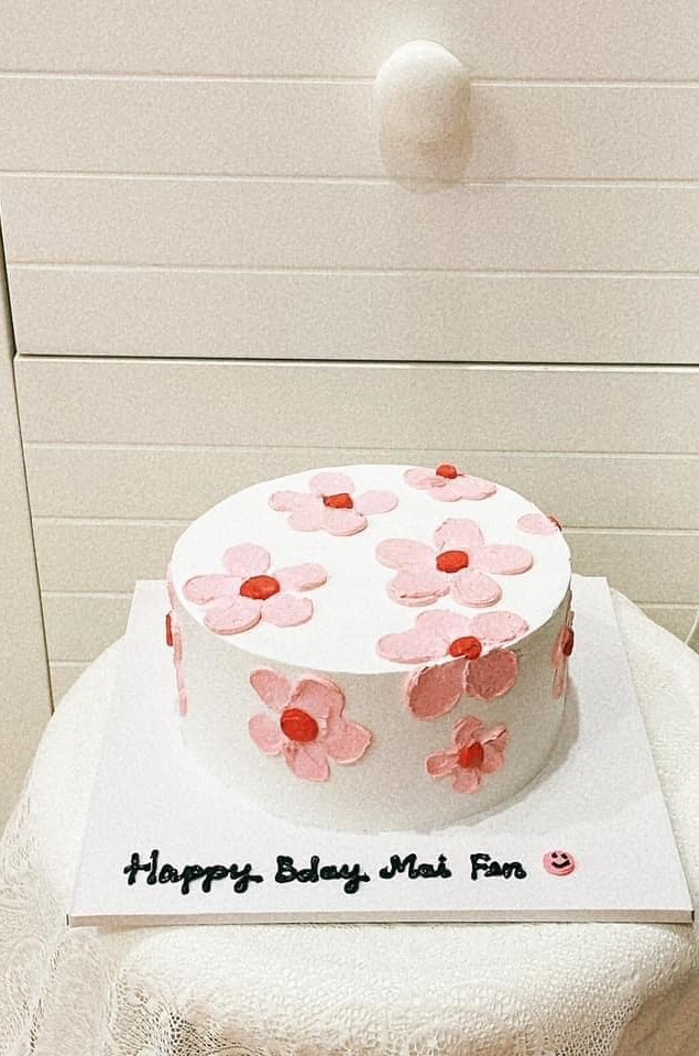 Bánh kem trắng hoa hồng phớt nhụy đỏ