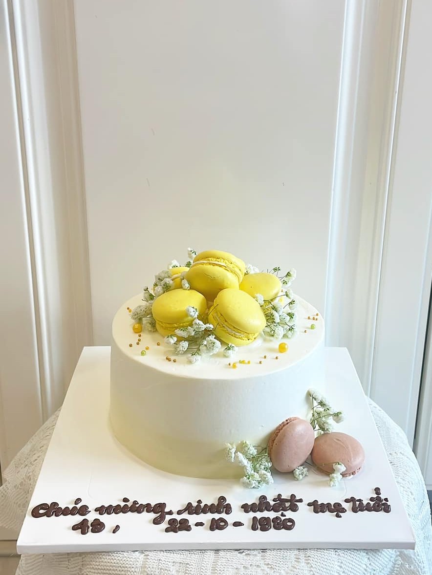 Bánh kem sinh nhật macaron vàng