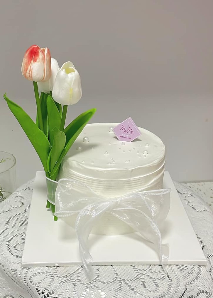 Bánh kem trắng hoa tulip