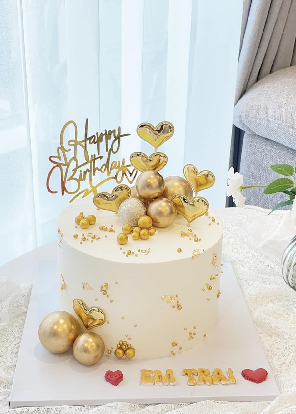 Bánh sinh nhật trang trí vàng gold