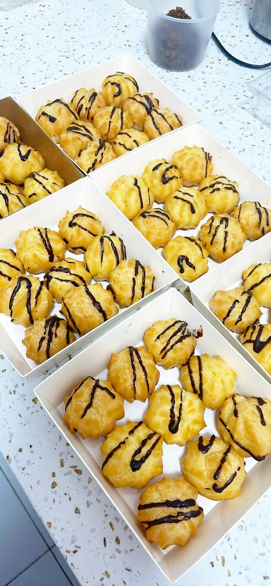 Bánh su kem sô cô la