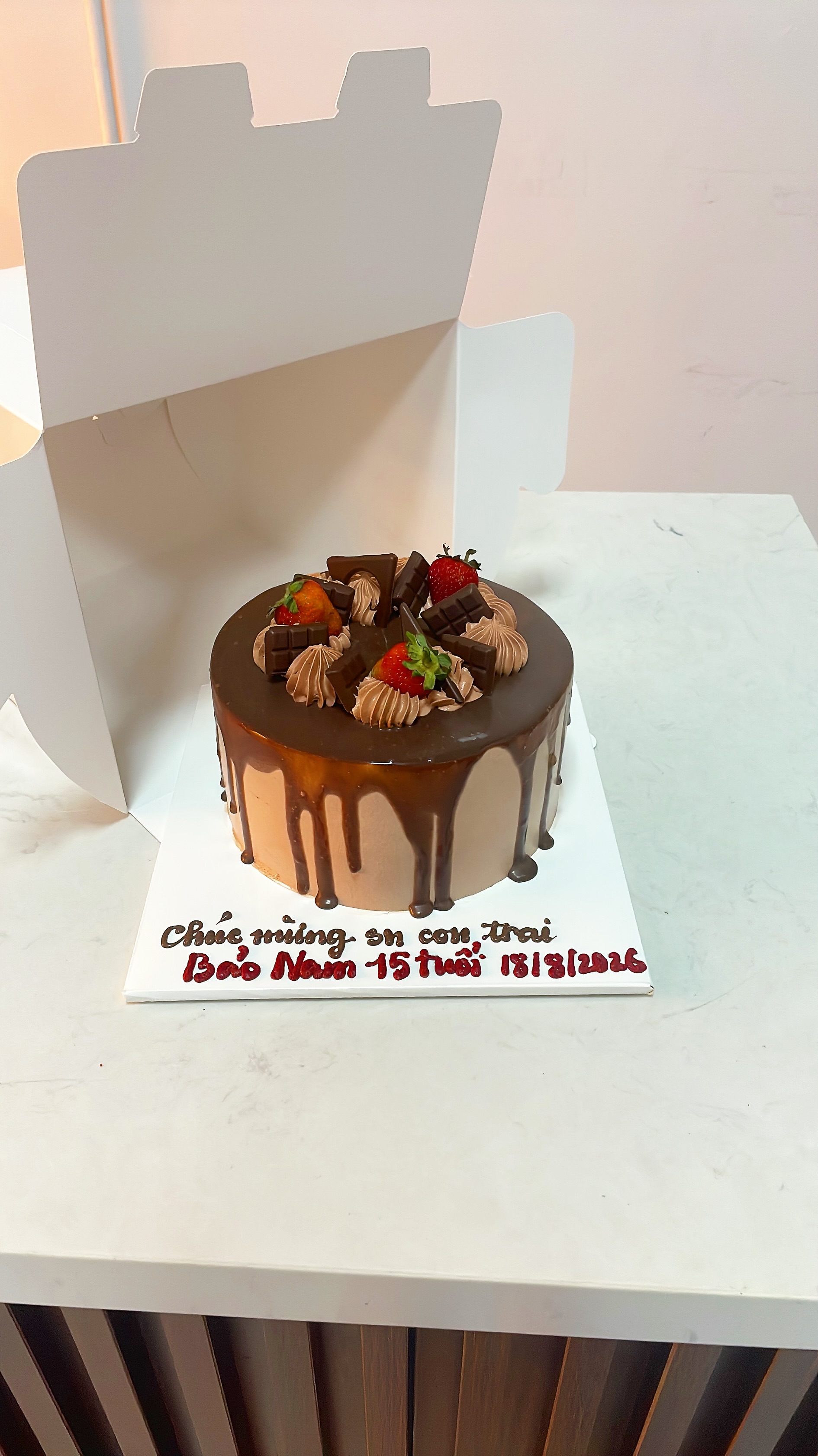 Bánh socola drip dâu tây