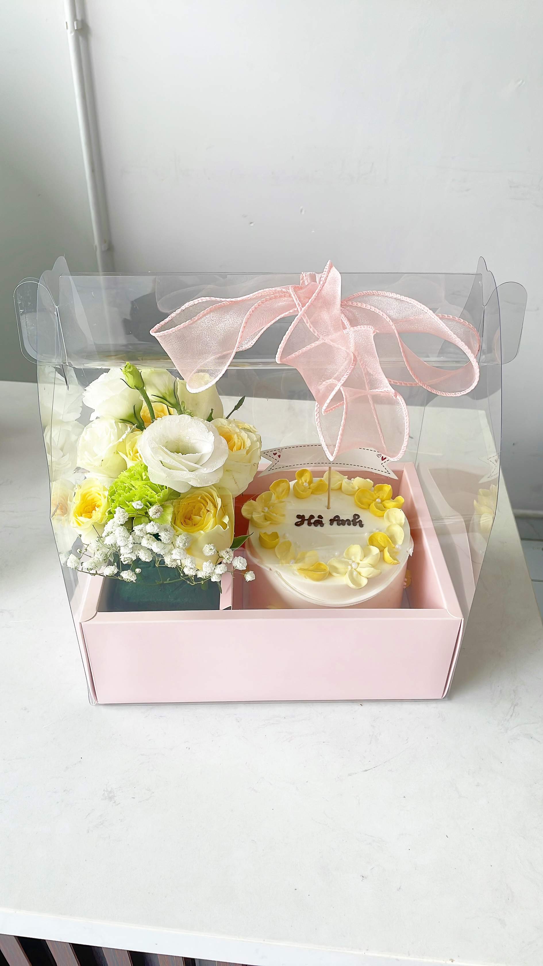 Bánh bento hoa vàng kèm hoa tươi