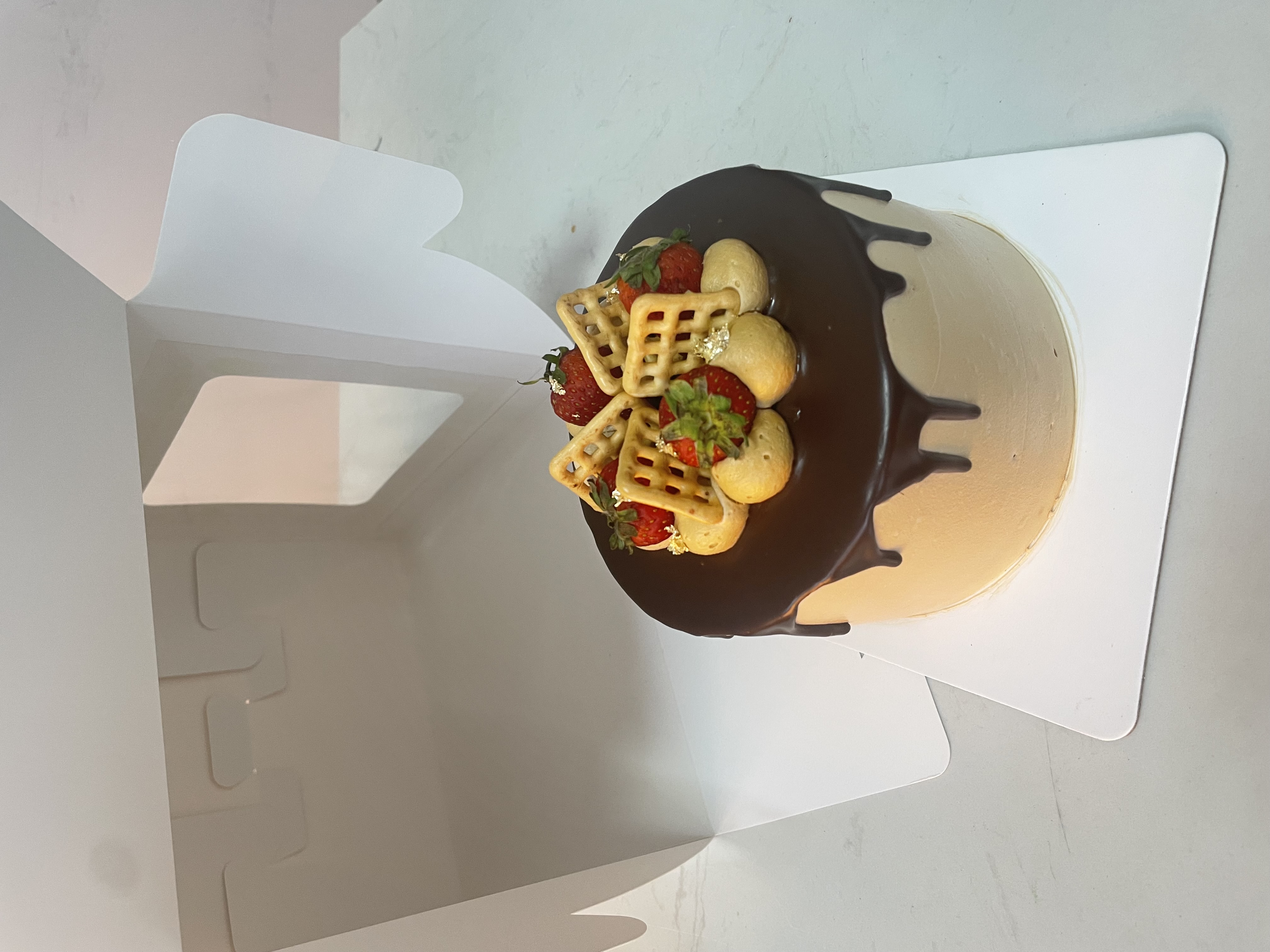 Bánh kem chocolate dâu tây