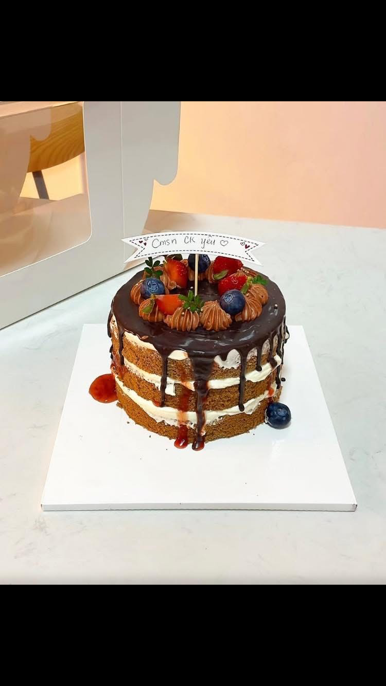 Bánh naked cake socola trái cây