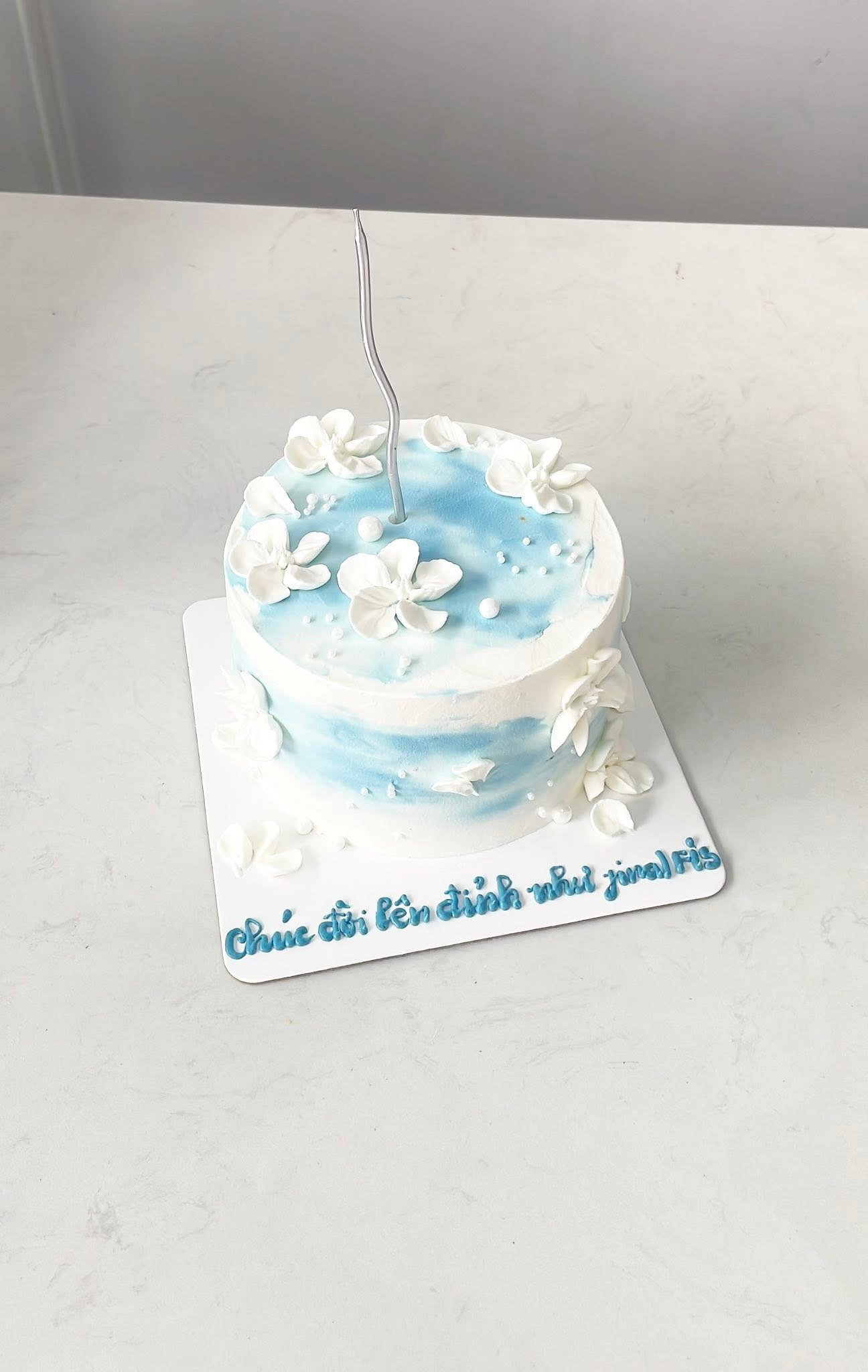 Bánh kem hoa trắng xanh pastel