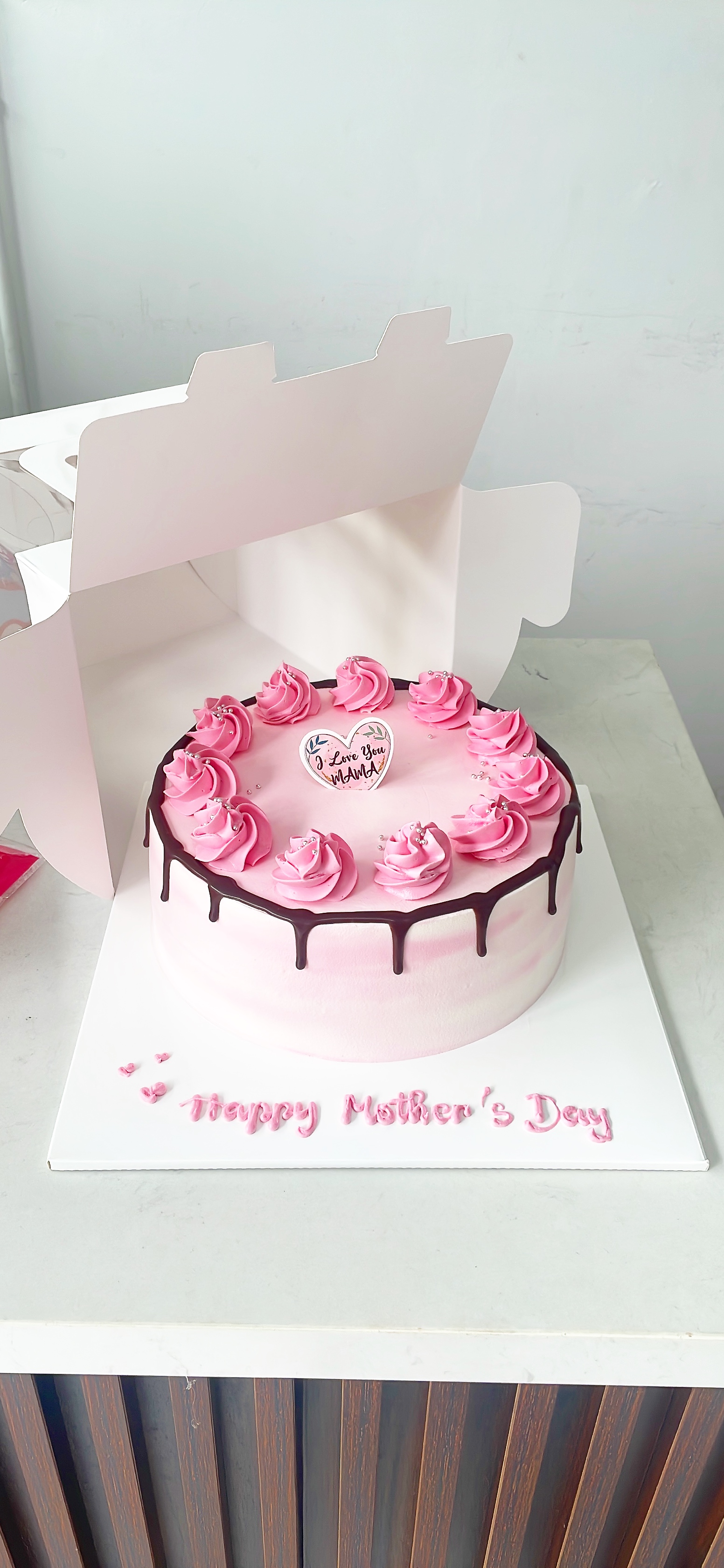 Bánh kem hoa xoắn màu hồng pastel