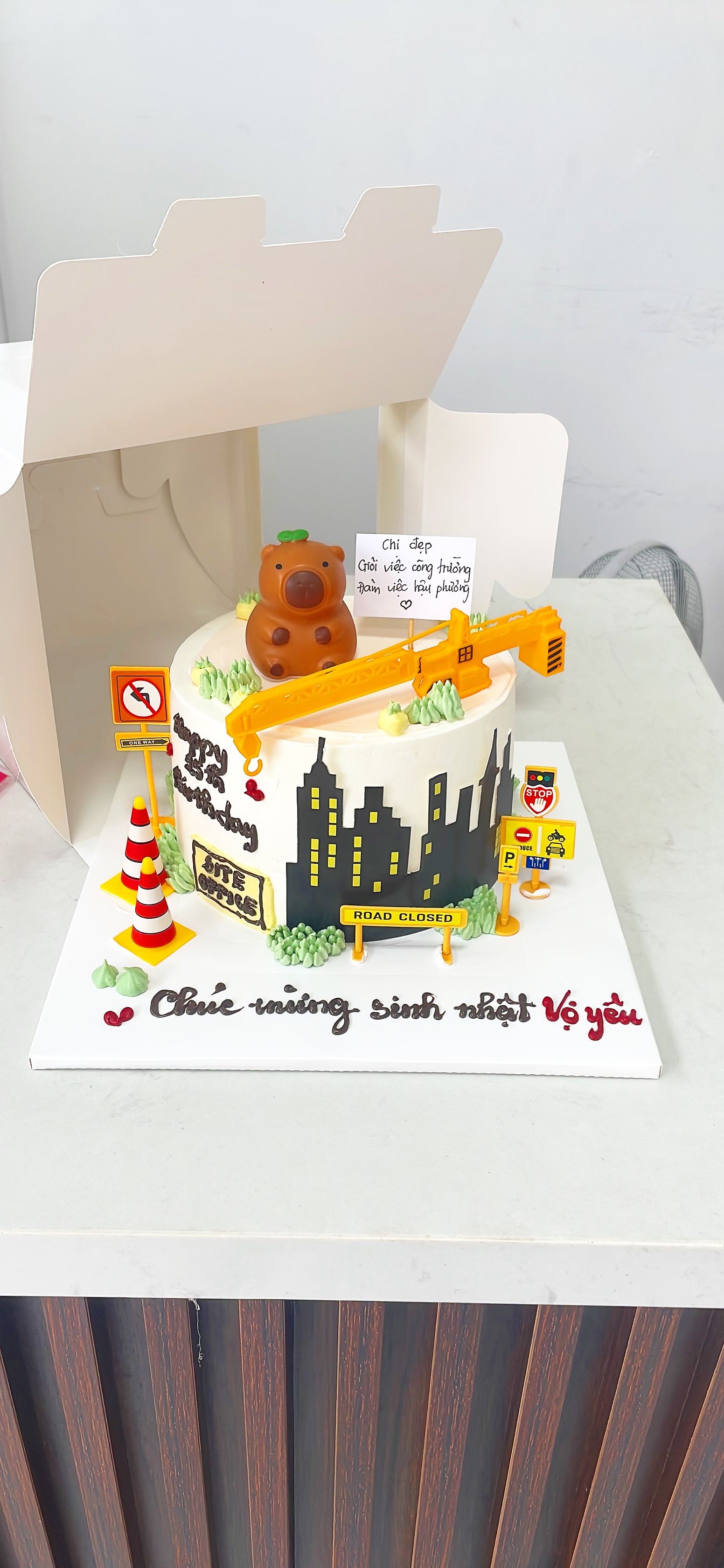 Bánh sinh nhật công trường xây dựng