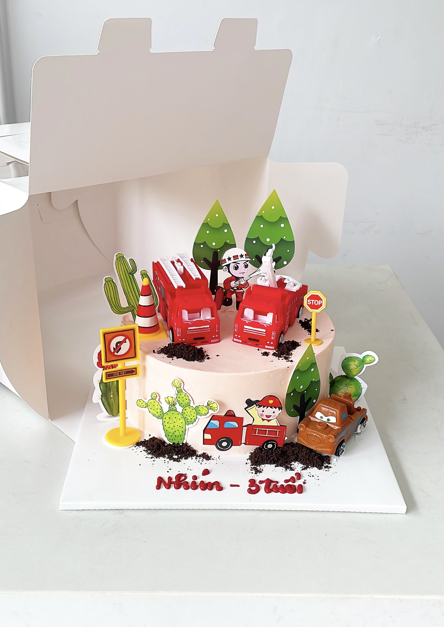 Bánh sinh nhật xe cứu hỏa cho bé trai