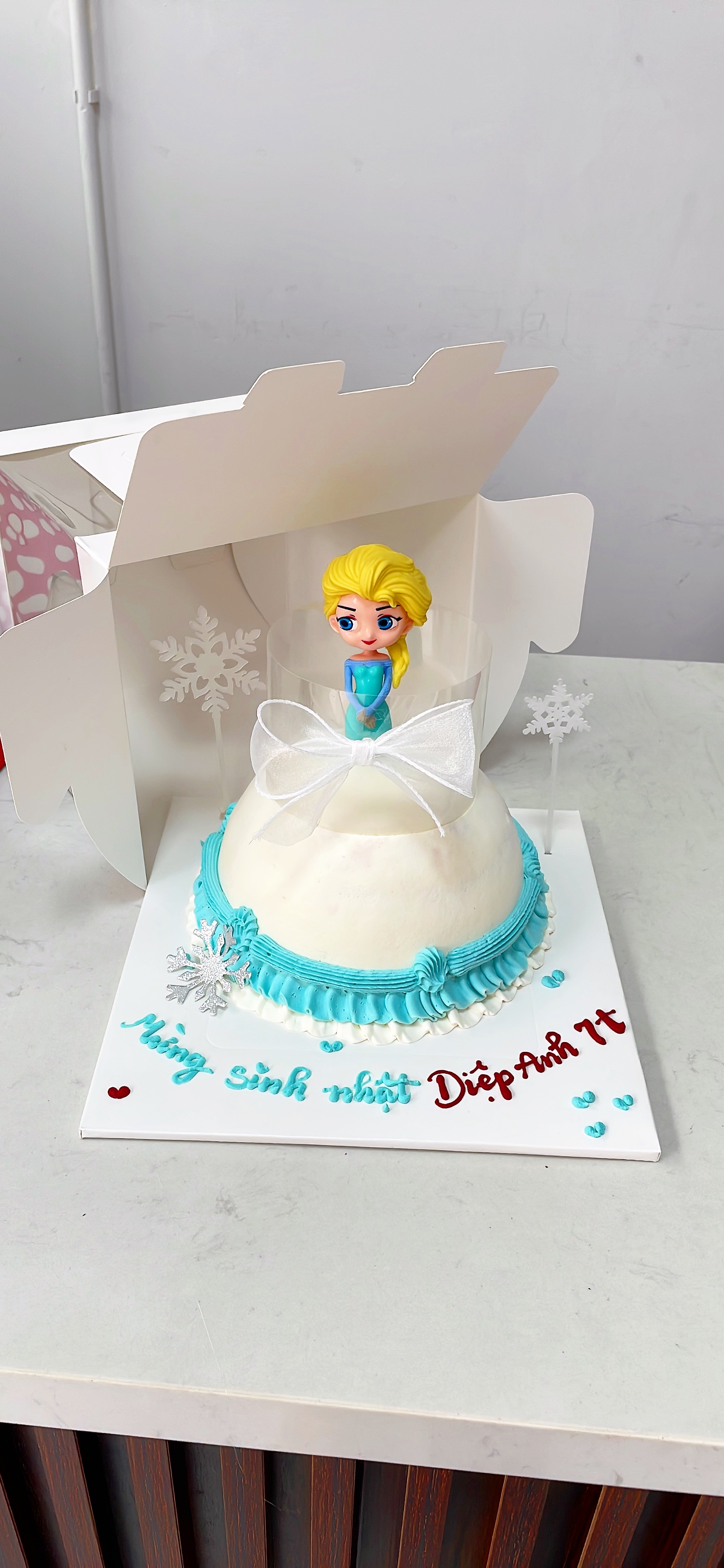 Bánh sinh nhật Elsa Frozen đổ kem chảy