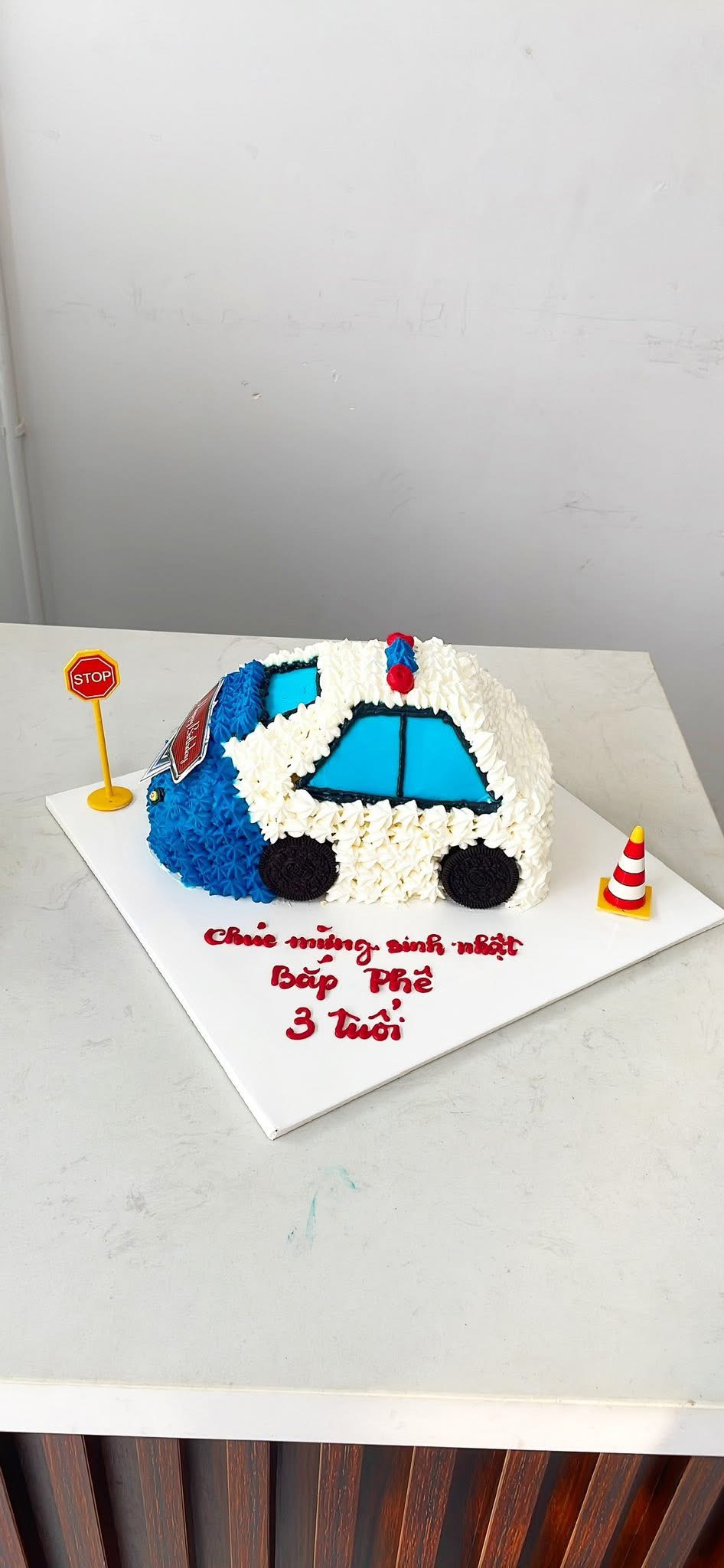 Bánh kem hình xe cảnh sát