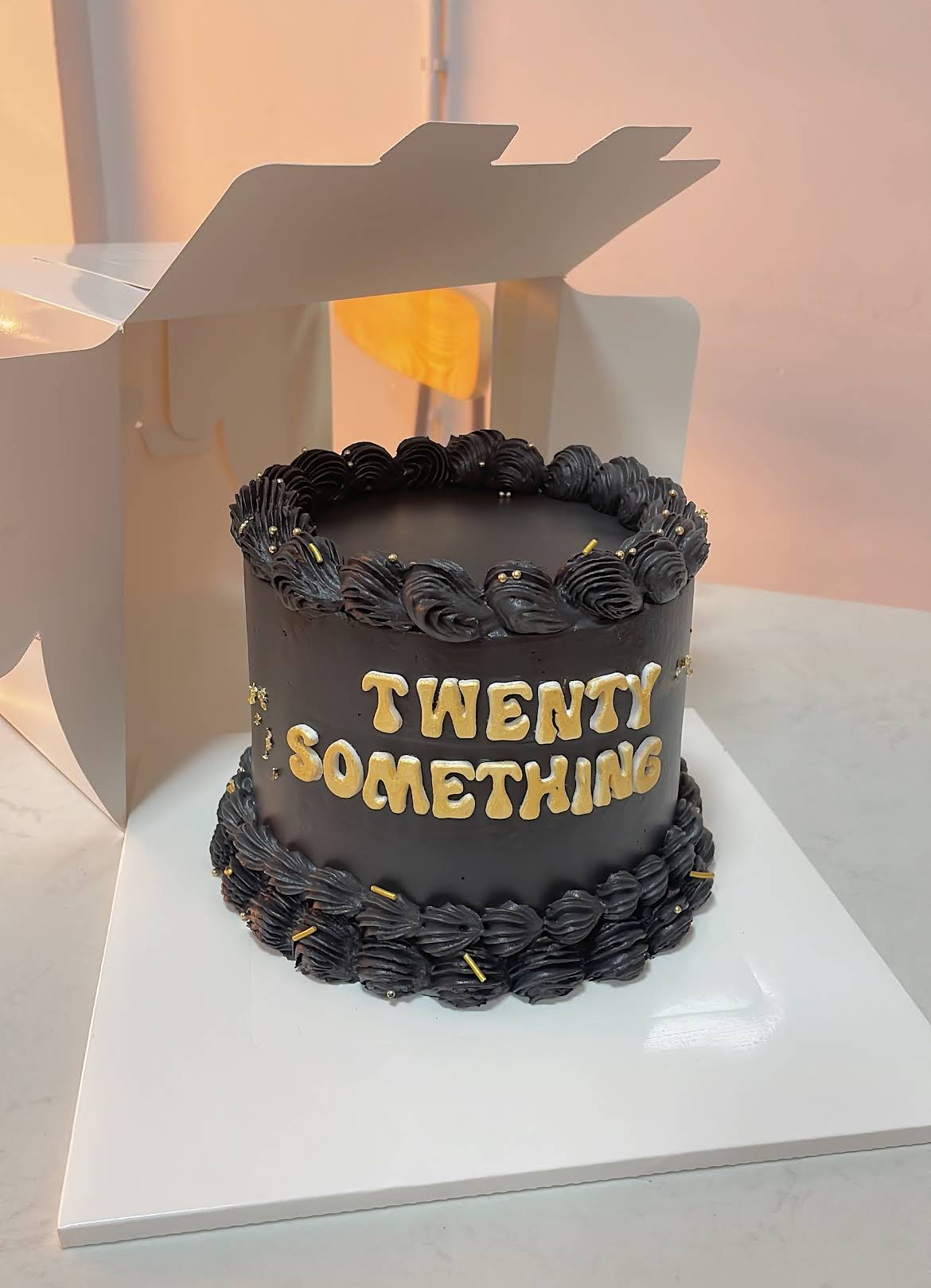 Bánh sinh nhật Twenty Something đen