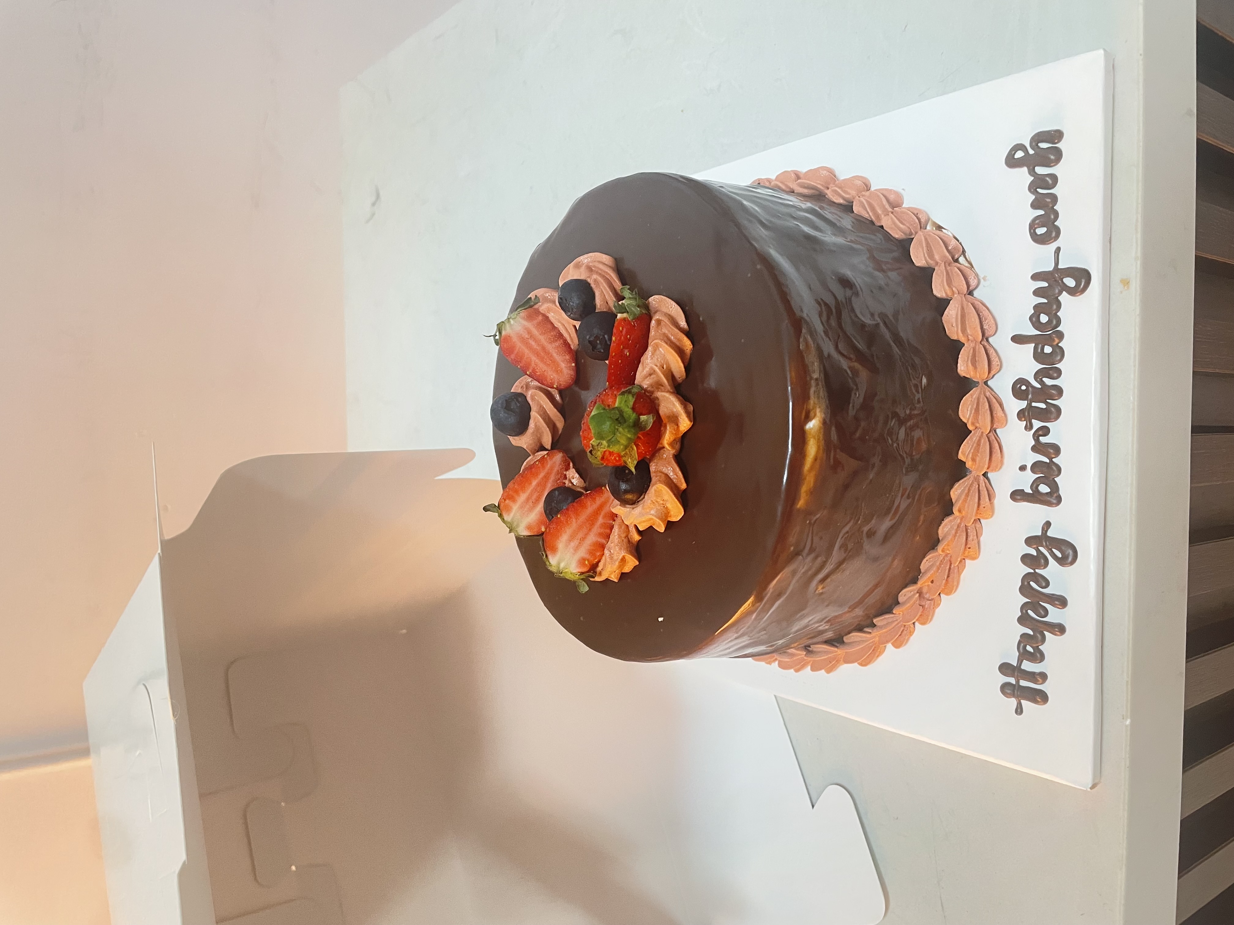 Bánh chocolate sinh nhật trang trí dâu tây