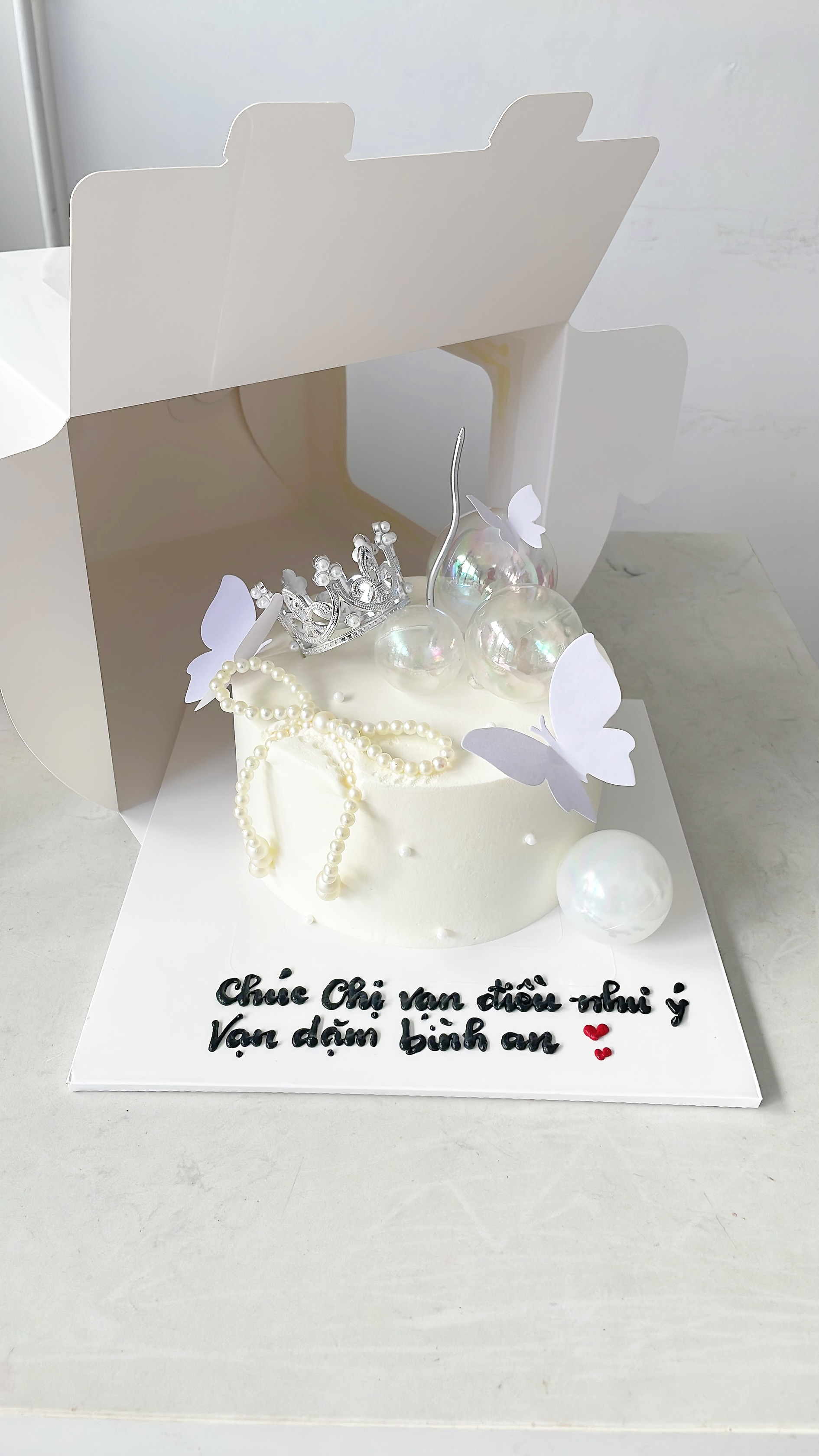 Bánh kem vương miện ngọc trai