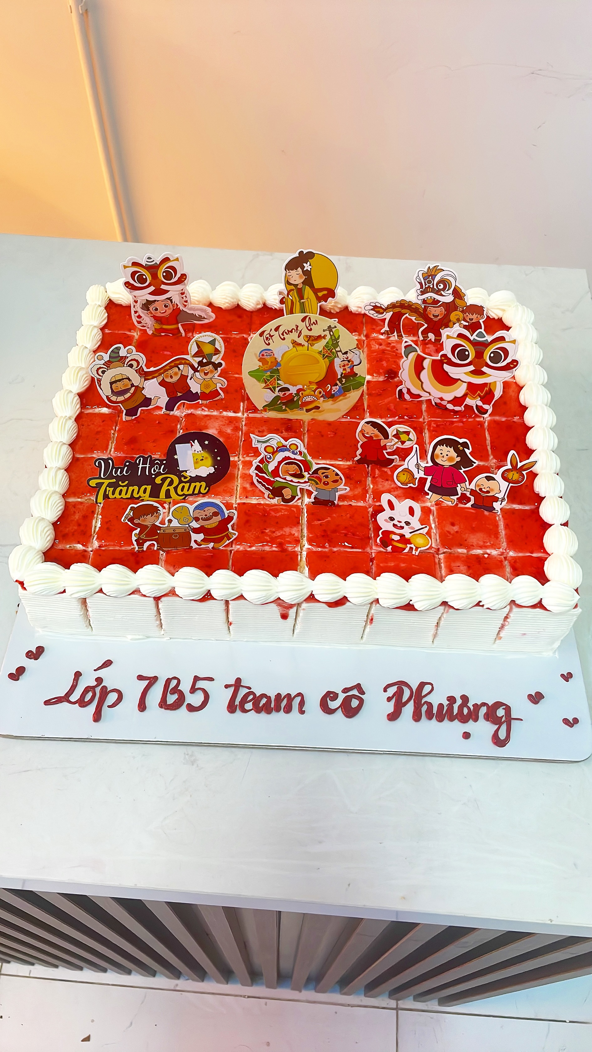 Bánh kem Tết Trung Thu lớp 7B5