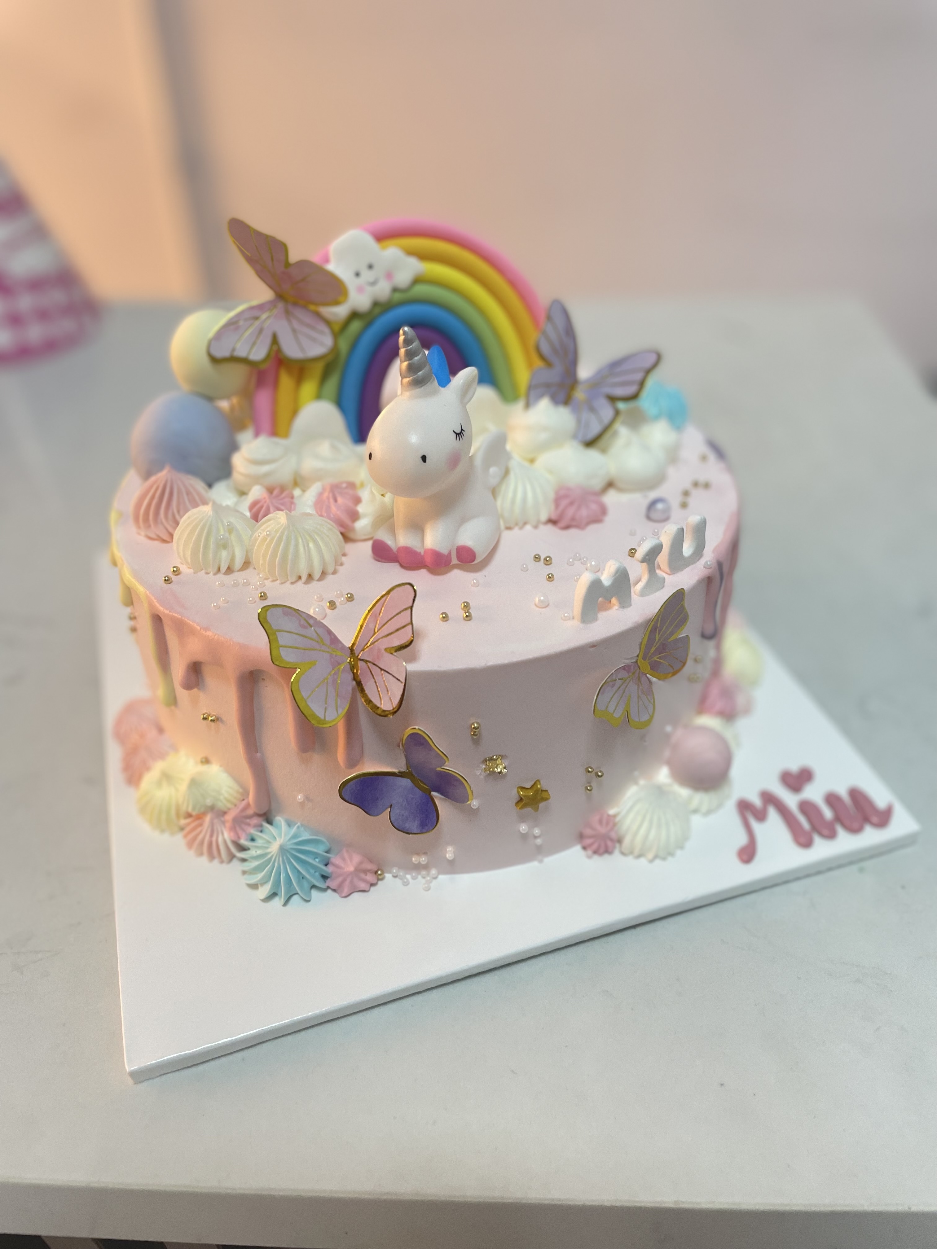Bánh unicorn cầu vồng bướm