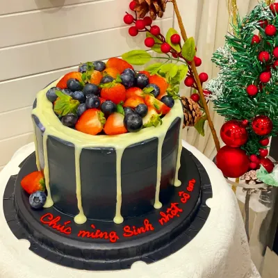 Bánh sinh nhật chocolate phủ socola trắng trang trí trái cây