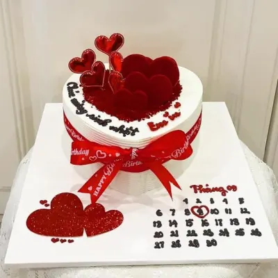 Bánh sinh nhật trái tim đỏ kèm lịch