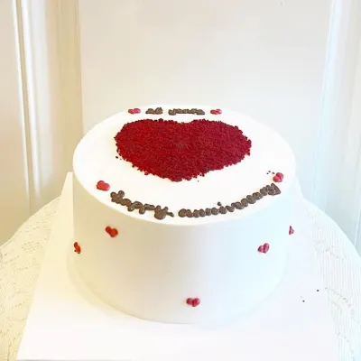 Bánh kem kỷ niệm trái tim đỏ