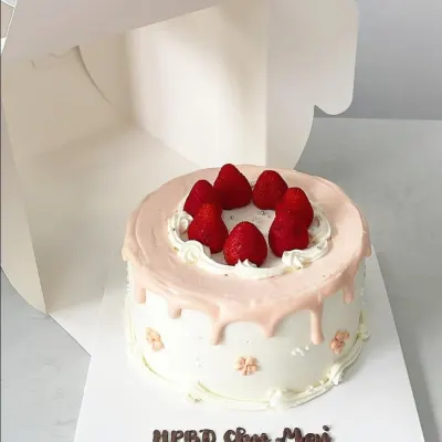 Bánh kem dâu tây phủ hồng chảy