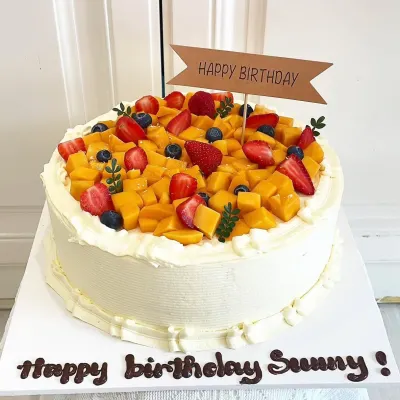 Bánh kem trái cây xoài phủ đầy mặt