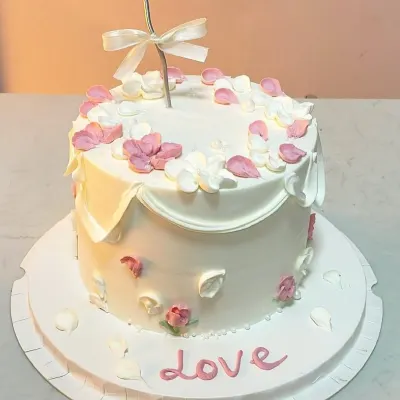 Bánh kem hoa cánh rơi chữ Love