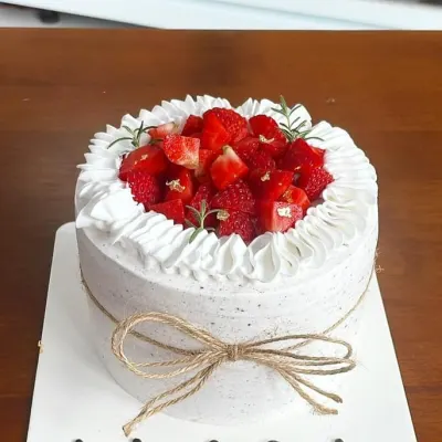 Bánh kem dâu tây trang trí nơ
