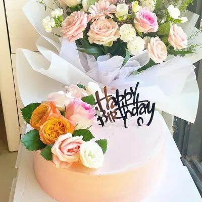 Bánh hoa tươi hồng đào topper đen