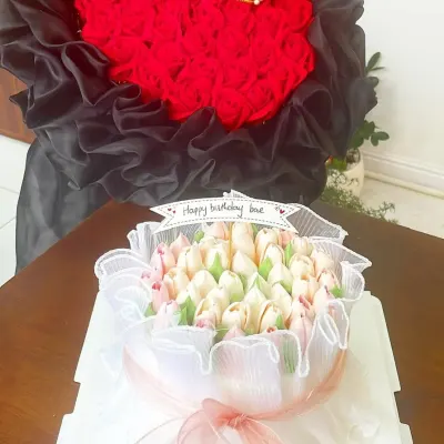 Bánh bó hoa tulip kem hồng nhạt