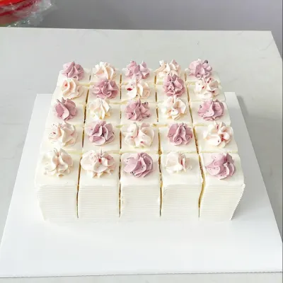 Bánh kem cắt sẵn trang trí hoa kem