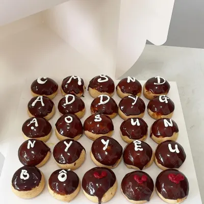 Bánh su kem chocolate chữ yêu thương