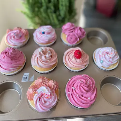Cupcake kem bơ hồng pastel