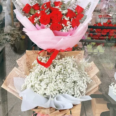 Bó hoa hồng đỏ và baby trắng