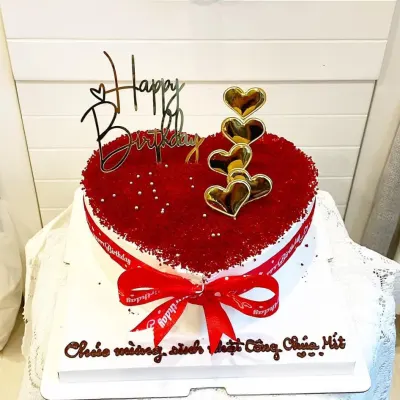 Bánh tim đỏ bốn trái tim vàng