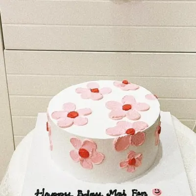 Bánh kem trắng hoa hồng phớt nhụy đỏ