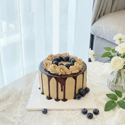 Bánh kem chocolate caramel việt quất