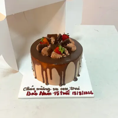 Bánh socola drip dâu tây