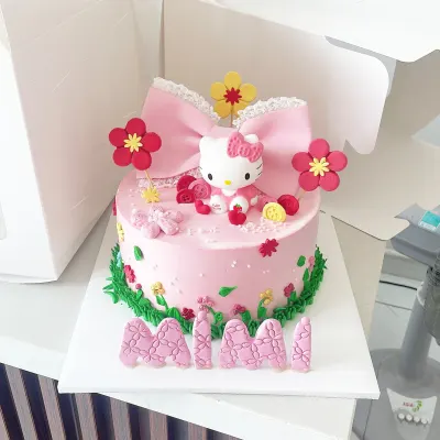 Bánh Hello Kitty hồng cho bé gái