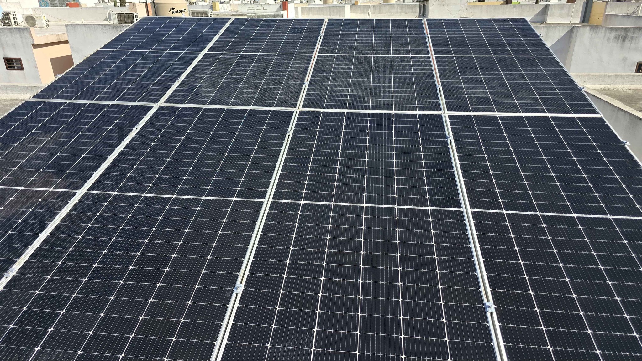 Instalación residencial de 8 módulos fotovoltaicos de alta potencia