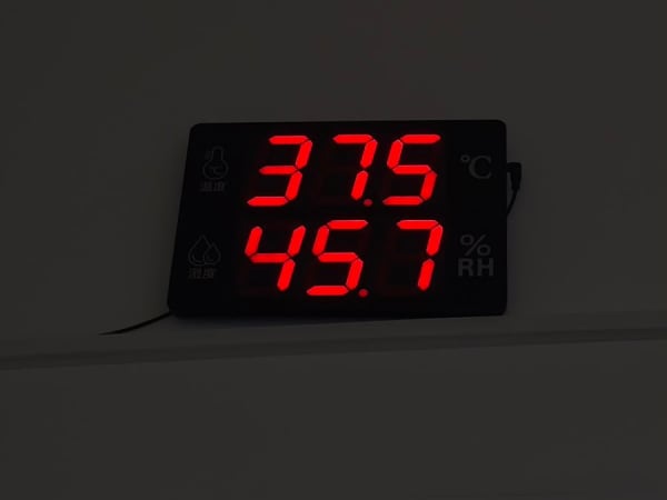 37.5 מעלות. 45.7 לחות.