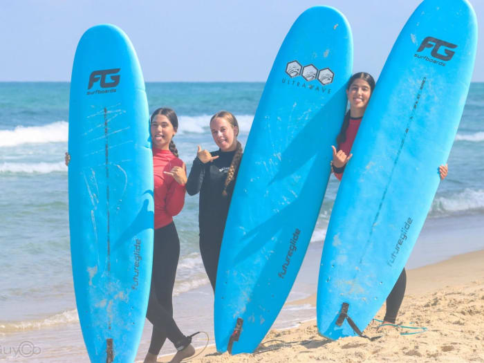 ים גלים וחברים