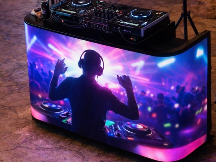 עמדת DJ בחזית LED