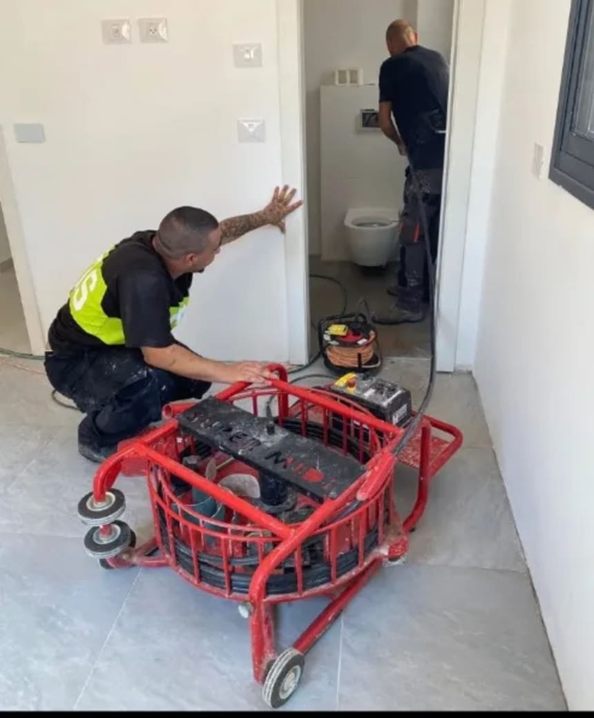 פתיחת סתימות עכשיו: אינסטלטור חירום זמין 24/7
